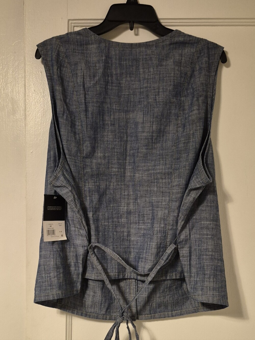 Lee Sleeveless V-Neck Button-Front Top in Chambray Blue - NWT - Picture 4 of 7
